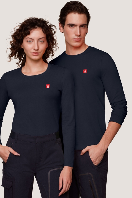 Männliches und weibliches Model tragen ein dunkelblaues Langarmshirt mit rotem Finanz Informatik Logo auf der linken Brust