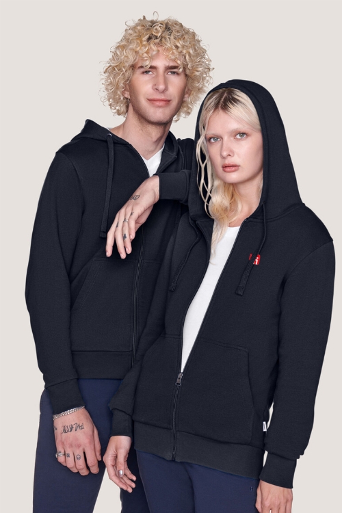 Männliches und weibliches Model tragen eine schwarze Kapuzen Sweatjacke mit rotem Finanz Informatik Logo auf der linken Brust