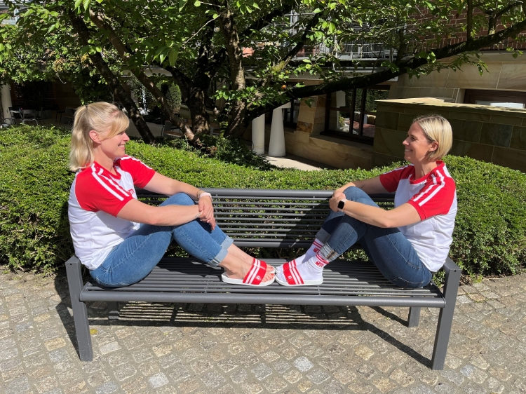 Zwei weibliche Models mit T-Shirt in weiß mit roten mit weißen Strichen Ärmeln, rotes Finanz Informatik Logo auf der linken Brust
